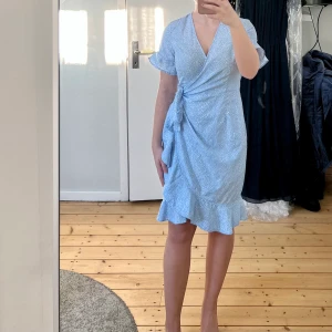 Klänning - Ljusblå gullig sommarklänning💙 har en liten svart fläck på sig tyvärr! Knyts vid midjan så passar de flesta storlekar.