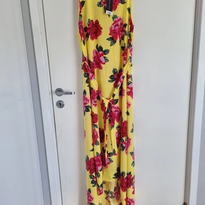 Floral Summer Maxi Dress! - Lovely and light maxi dress. Ir is brand new with tags on!