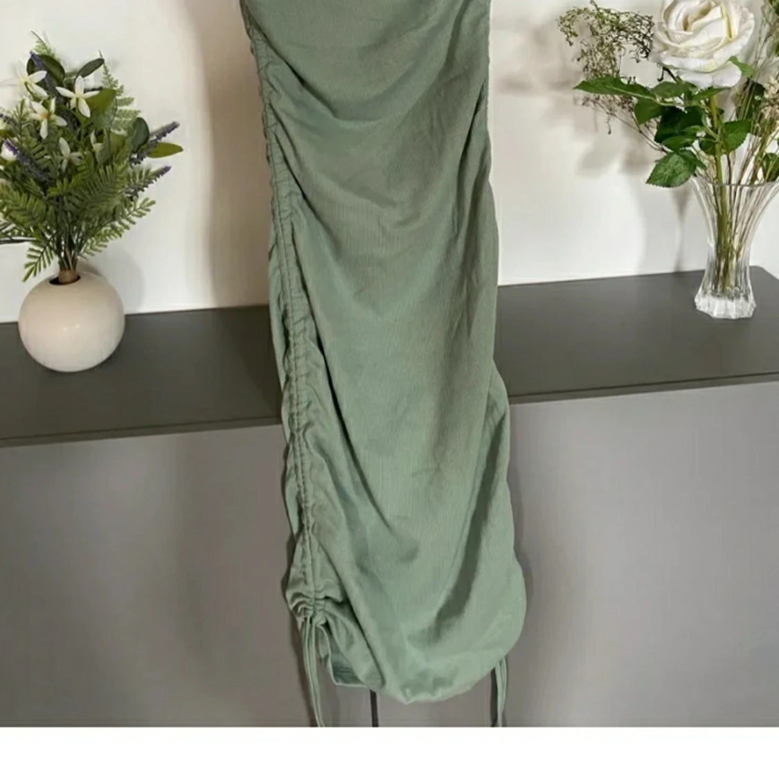 Fin enaxlad klänning med snörning - 90