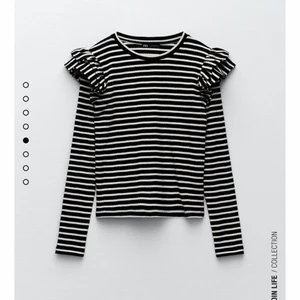 Zara tröja - Säljer min randiga tröja med volanger på axlarna från zara. Använd några få gånger pga att den är för kort i ärmarna på mig. Köparen står för frakten och betalning sker innan postning.💕