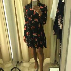 Blommig klänning med knappar från zara  - Blommig klänning med knappar från zara och krage. Väldigt söt och fin på men den blir lite för kort pp mig som har breda axlar annars hade jah gärna haft kvar den.