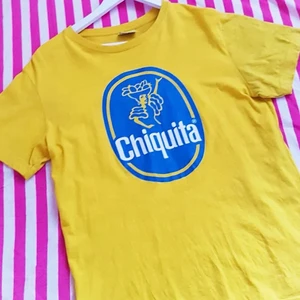 Chiquita t-shirt - Säljer min chiquita tröja då den inte kommer till användning. Storlek M, men passar även mindre beroende på hur man vill ha den😊🍌