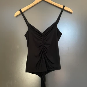 Body från bikbok - Skön och snygg body från bikbok som inte kommit till användning. Perfekt för fest! Väldigt stretchiga i materialet så den passar både XS, S och M.  Finns inte i butik längre. 