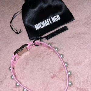 Ariana grande SWT chocker  - Ariana grande sweetener world tour chocker! Gjort i samma material som Arianas chocker va! Ifrån han som gjorde dem åt henne! Var endast tillgängligt att köpa inom usa! Super rare!! 