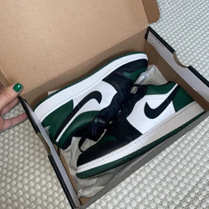 Nike Air Jordans 1 Low - Green Toe  - Säljer ett par Air Jordan 1 low i färgen noble green/pollen-white-black. Endast använda fåtal gånger så är som nya i skicket! Köptes på soldout.se för 1900 kr. Storlek 39, köparen står för frakten, bara att buda 😇Tillhörande låda medföljer! Köparen står för frakten 