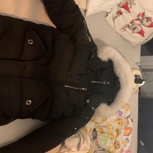 Moose knuckels jacka äkta - Hej säljer nu min jacka storlek m jackan e äkta priset går inte å diskutera för fler bilder kom privat bytten kan va intressanta men helst pengar har inte kvitto men jackan har NFC scann 