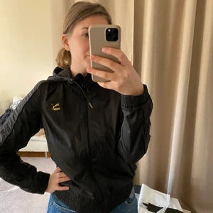 Puma jacka storlek M - Väldigt fin jacka i fint skick. Köparen står för frakten☺️