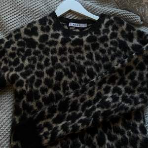 Säljer denna stickade leopard tröjan från nakd i storlek S❤️‍🩹