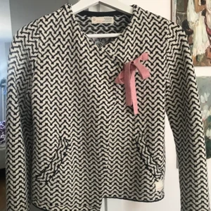 Odd Molly Kofta strl 0  - Så himla vacker kofta från Odd Molly!! Söt detalj med band att knyta vid sidan. Knappar invändigt som håller koftan ihop.Endast använd 2 gånger, skolavslutning och julafton. FINNS TVÅ STYCKEN 