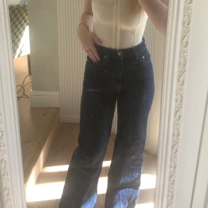 Wide leg levis jeans - Högmidjade levisjeans, jag är ca 166 cm. W:26. Öppen för bud:)
