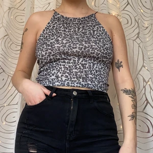 Glittrigt leopardmönstrat linne - Superfin festtopp från bikbok. Använd en gång och i nyskick. Säljer då den aldrig används. 