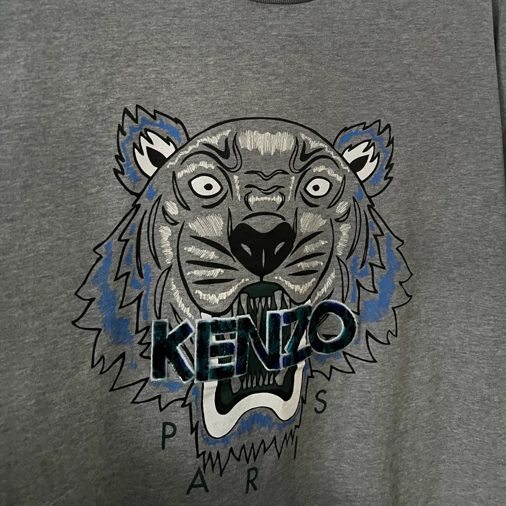 Kenzo t-shirt storlek M. Passar både tjej & kille. Aldrig använd, köpt på NK. Kvitto finns, kan fraktas 🤎. T-shirts.