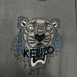 Kenzo t-shirt storlek M. Passar både tjej & kille. Aldrig använd, köpt på NK. Kvitto finns, kan fraktas 🤎