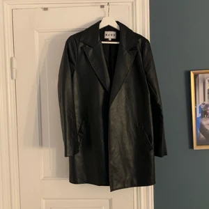 Skinnblazer - Jätte fin skinnblazer/jacka från NA-KD. Endast använd fåtal gånger så som ny! Ingår även bälte i midjan. Nypris: 799