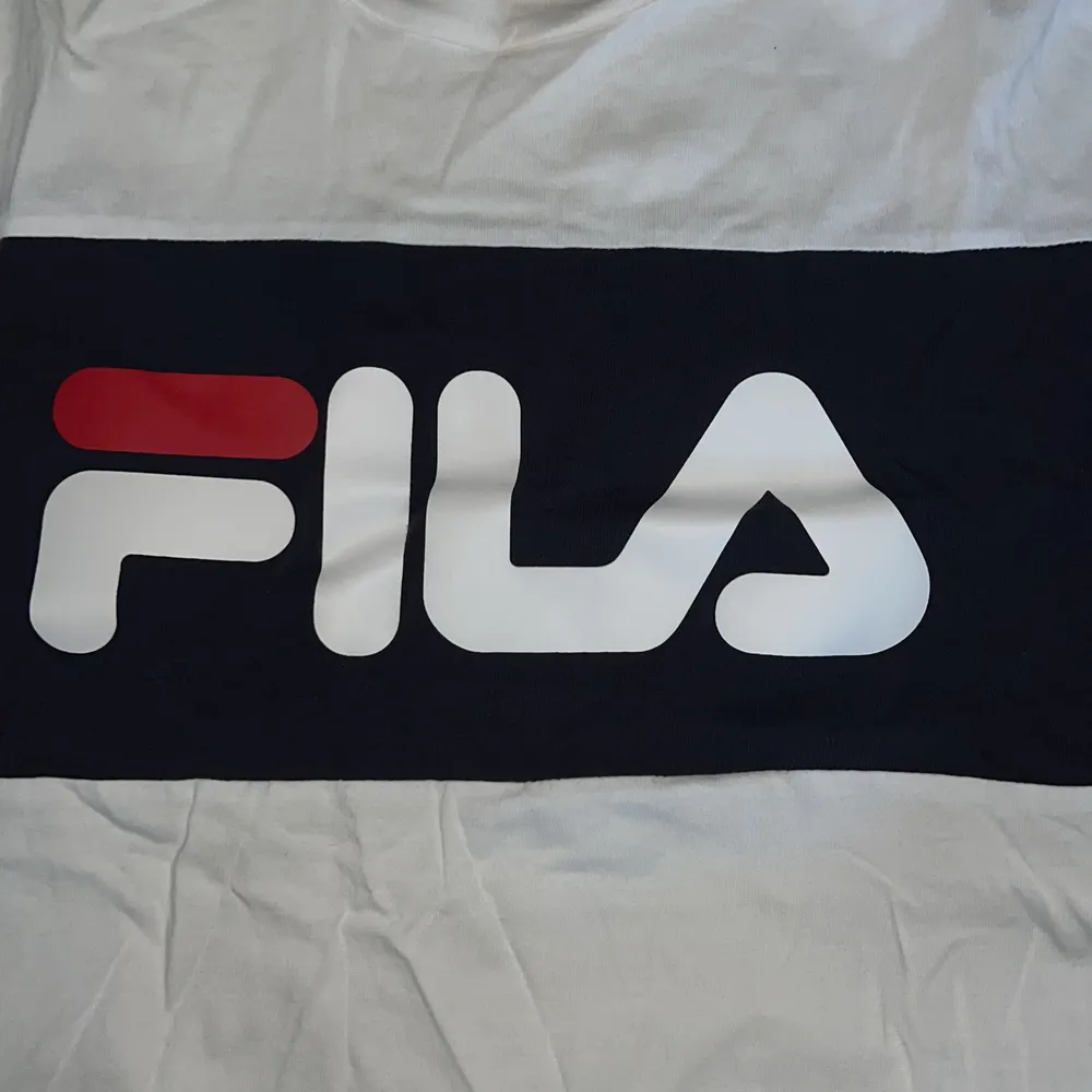 Fila T-shirt från sportshopen. Köptes för 200 kr. Storlek S.. T-shirts.