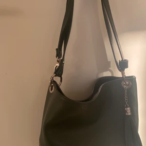 Mörkgrön väska - Som ni kan se så är väskan mörkgrön. Den är hyfsat stor så det får plats mycket. Den har även 3 fickor och matchar med rätt mycket. Hit me up för mer information 👍🏼!