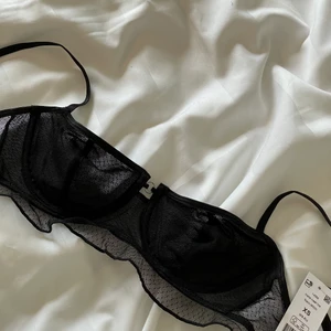 Bralette  - Säljer en bralette från Gina tricot strl. xs  nyligen inköpt, aldrig använd lappen sitter kvar, nypris 229kr säljer den för 150kr 💘
