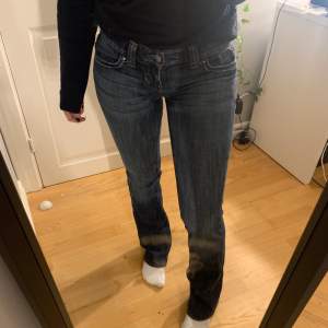 Utsvängda lågmidjade jeans ifrån Guess, storlek 26💓