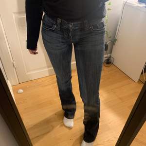 Utsvängda lågmidjade jeans ifrån Guess, storlek 26💓