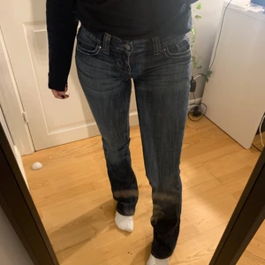 Lågmidjade jeans - Utsvängda lågmidjade jeans ifrån Guess, storlek 26💓