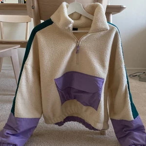 Teddy zip up jacka - Teddy zip up jacka från Ginatricot med lila och gröna detaljer. Aldrig använd och i helt nyskick! 