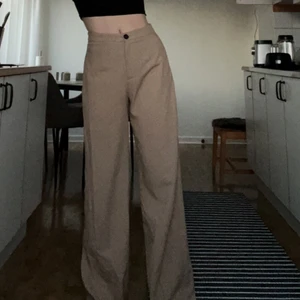 Beiga tygbyxor - Säljer dessa jättefina tygbyxor/kostymbyxor från Bershka. En liten ficka där bak. Säljer för 150kr+frakt!