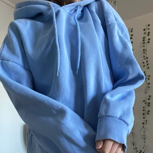 Blå Hoodie  - Jätte skjön hoodie andvänd ettpar gånger, fråga om ni vill veta någonting annat och jag står inte för frakten men om ni är intresserade så tittar jag upp vad frakten är💕