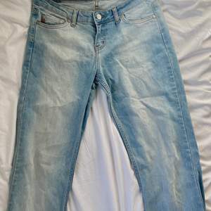 Säljer nu dessa super fina Lågmidjade jeans! De var min mammas i 2000-talet men är lite stora för mig då de kommer tyvärr ej till användning. Mått runt midjan är ca 77cm och innerbenslängd 81 cm. Kan mötas upp i Uppsala, annars står köparen för frakt! 🥰🥰