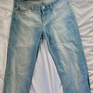 Lågmidjade jeans - Säljer nu dessa super fina Lågmidjade jeans! De var min mammas i 2000-talet men är lite stora för mig då de kommer tyvärr ej till användning. Mått runt midjan är ca 77cm och innerbenslängd 81 cm. Kan mötas upp i Uppsala, annars står köparen för frakt! 🥰🥰