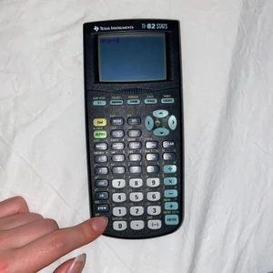 Grafräknare Texas Instruments  - Säljer min grafräknare Texas instruments då jag inte länge har användning för den. Inte använd mycket, väldigt bra skick! Skriv för fler frågor🎉☕️