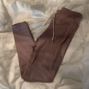 Träningsbyxor  - Ett par rosa/lila träningsthigts i storlek S, köparen står för frakten ⭐️