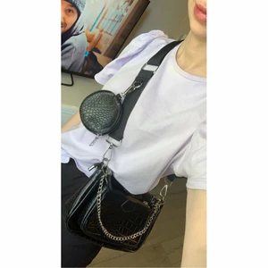 Väska  - Svart läderimitation. Sparsam använd 