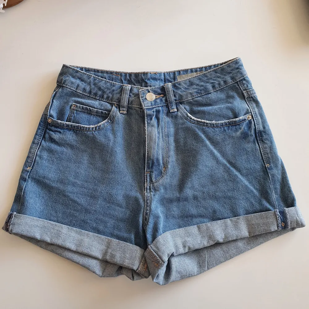 Shorts från Vero Moda i storlek XS. Använda fåtal gånger, väldigt bra skick. Köparen står för frakten. Kan skicka med Schenker så blir kostnaden bara 56 kr. . Shorts.