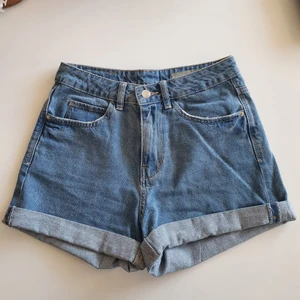 Shorts  - Shorts från Vero Moda i storlek XS. Använda fåtal gånger, väldigt bra skick. Köparen står för frakten. Kan skicka med Schenker så blir kostnaden bara 56 kr. 