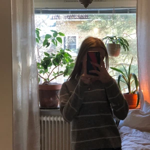 Stickad tröja - Super fin stickad randig tröja från hm i storlek 134/140. Köparen står för frakten (45kr). (Smutsig spegel)