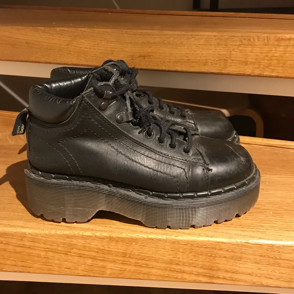 Dr Martens i strl 36. Högre sula. Använda men i gott skick! Lite skokräm och nya snören blir dom som nya! . Skor.