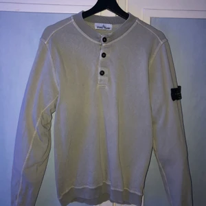 Stone Island Half button  - Säljer nu min stone Island half button i strl M. Den är väl använd men har inga hål eller fläckar. Skulle säga att skicket är 7-8/10. Kan skicka fler bilder i Dm då jag kan ej använda fler än 3 bilder. Pris kan diskuteras vid smidig och bra affär!