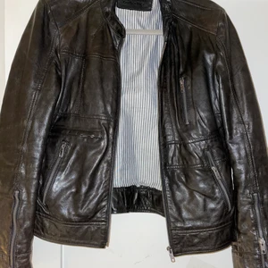 Svart skinnjacka - Snyggaste skinnjackan från primeboots (äkta skinn). Fint skick och inga defekter, är smörjd nyligen. Innerfack och fickor med kedja. Står ingen storlek men gissar 34 ☺️