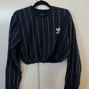 Adidas tröja - En adidaströja som jag har croppat själv. Storlek XL står det i men skulle säga de passar alla, har sytt in resår i midjan. 🥰