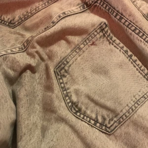 Gina tricot jeans storlek 38 - Den är köpt i 2021 änvänd några gånger men har en liten fläck vid fickan som ni ser på en av bilderna