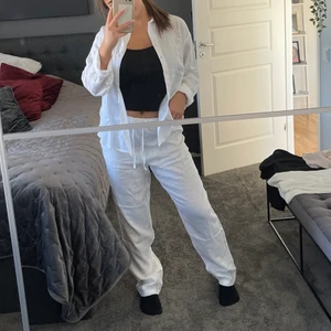 Linne set - Säljer både tröjan och byxorna, båda delarna är helt nya + att prislappen sitter kvar på tröjan 