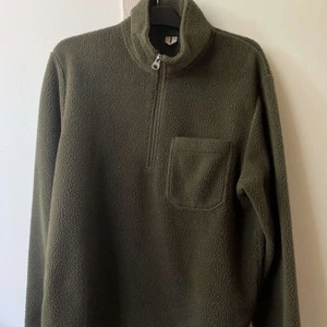 arket zip fleece - arket zip fleece i storlek m, jätte bra skick. köparen står för frakt 💚