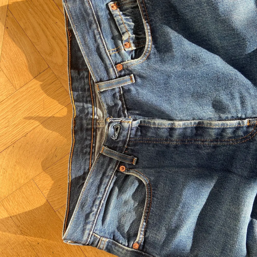 Supersnygga vintage levis 501 jeans i mörkblå färg!! Storlek 34/34 så de är lite stora i midjan men kan funka som baggy jeans ✨✨ i bra skick trotts att de är gamla. Jeans & Byxor.