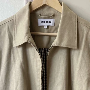 weekday jacka - weekday beige jacka, passar perfekt nu till våren. storlek M och köparen står för frakt 💚