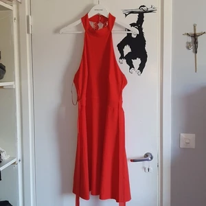 Röd klänning - Jättefin rödklänning. Änvänd lite grann. Jätteskönt material med jätte fin nackke och kan knyta.✨️ 110 (kan diskuteras) + frakt