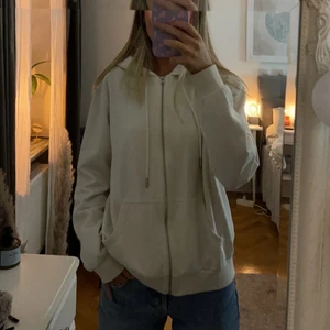 Munkjacka  - Ben vit munkjacka ifrån hm. Använd några gånger men i bra skick. Storlek L.