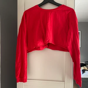 Croppad tröja - Röd tröja ganska kort i modellen. Använt vid ett få tal gånger. 
