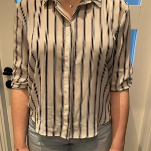 Randig skjorta - Svart och vit randig skjorta med suuuper fin rygg och bra passform! Köparen står alltid för frakt