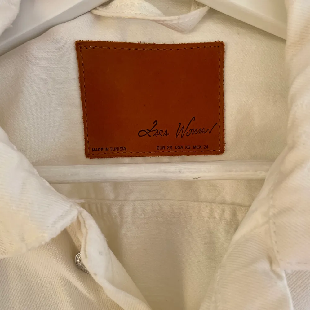 Vårig vit jeansjacka från Zara i storlek XS. Använd fåtal gånger. . Jackor.