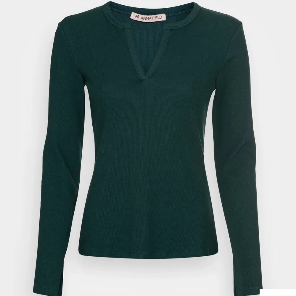 aldrig använd tröja, prislapp kvar. grön färg med liten slits på ärmen. . Tröjor & Koftor.